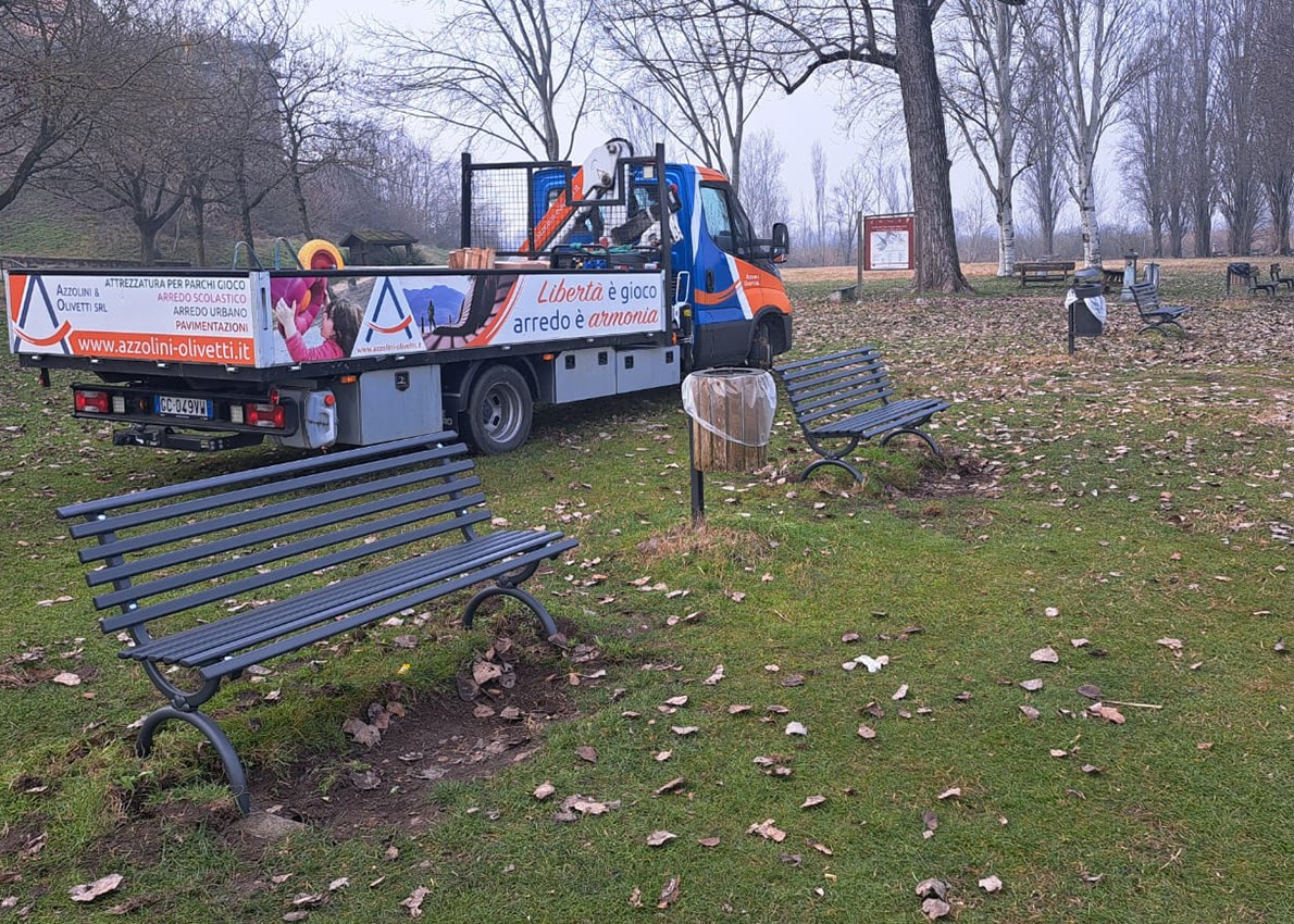 panchine in acciaio parco pubblico
